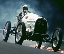 Zwei Opel Rennwagen von 1913 und 1914 am Start 